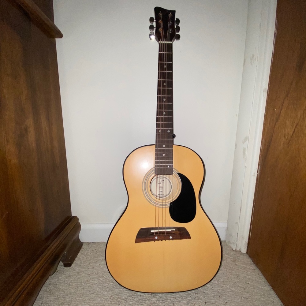 ACOUSTIC GUITAR